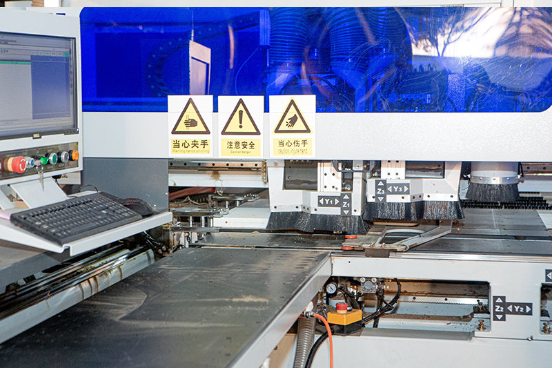 Intelligent woodworking drilling and milling center