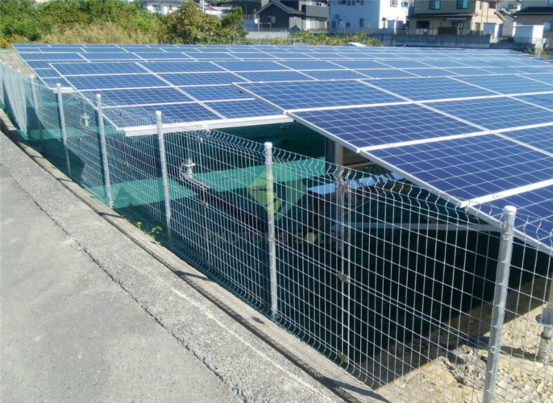 太陽光発電所フェンスの設置