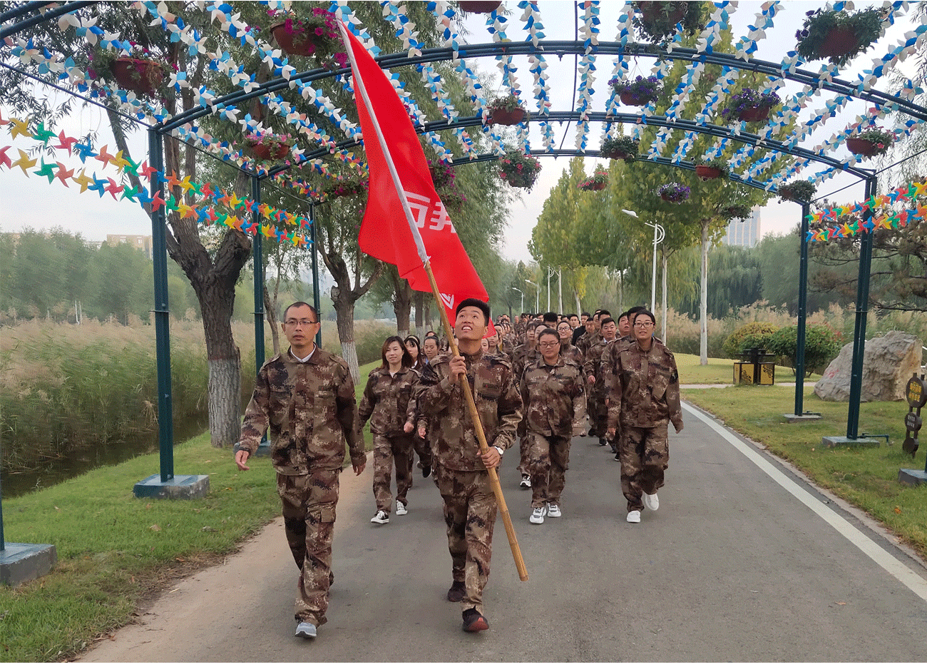 “抓住機(jī)遇迎挑戰(zhàn) 金秋十月折桂冠” 萬邦集團(tuán)誓師大會順利召開