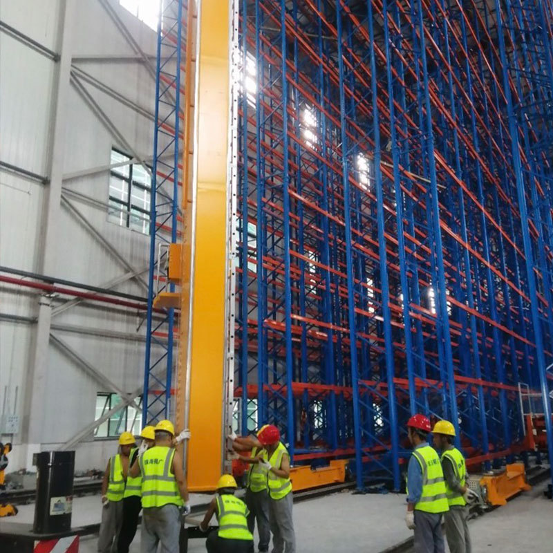 Bottle clamping conveying