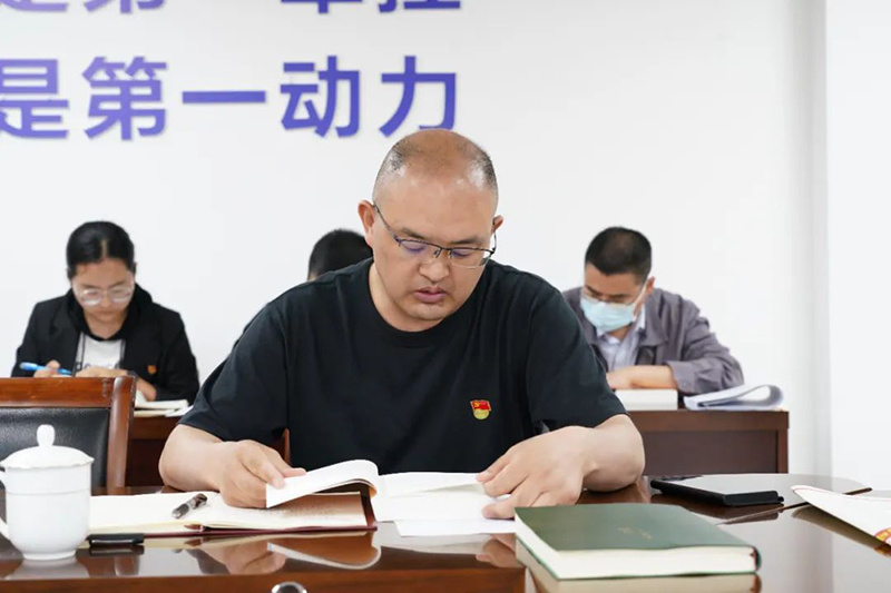 【主题教育进行时】以思想伟力激发奋进动力 国龙矿建党委中心组召开扩大会议并举行主题教育读书研讨