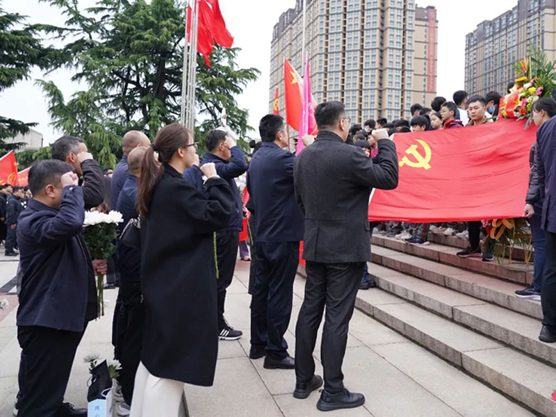 机关党员干部在革命烈士纪念碑前重温入党誓词