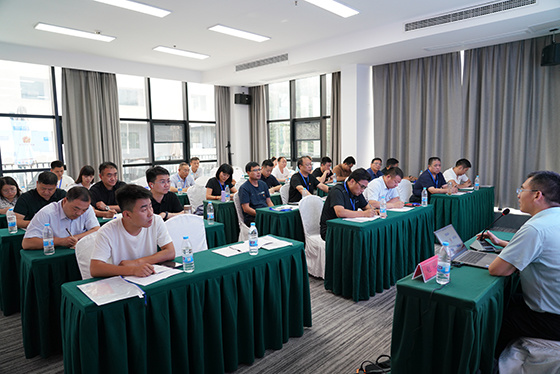 图为学员们认真听讲并开展集中自学