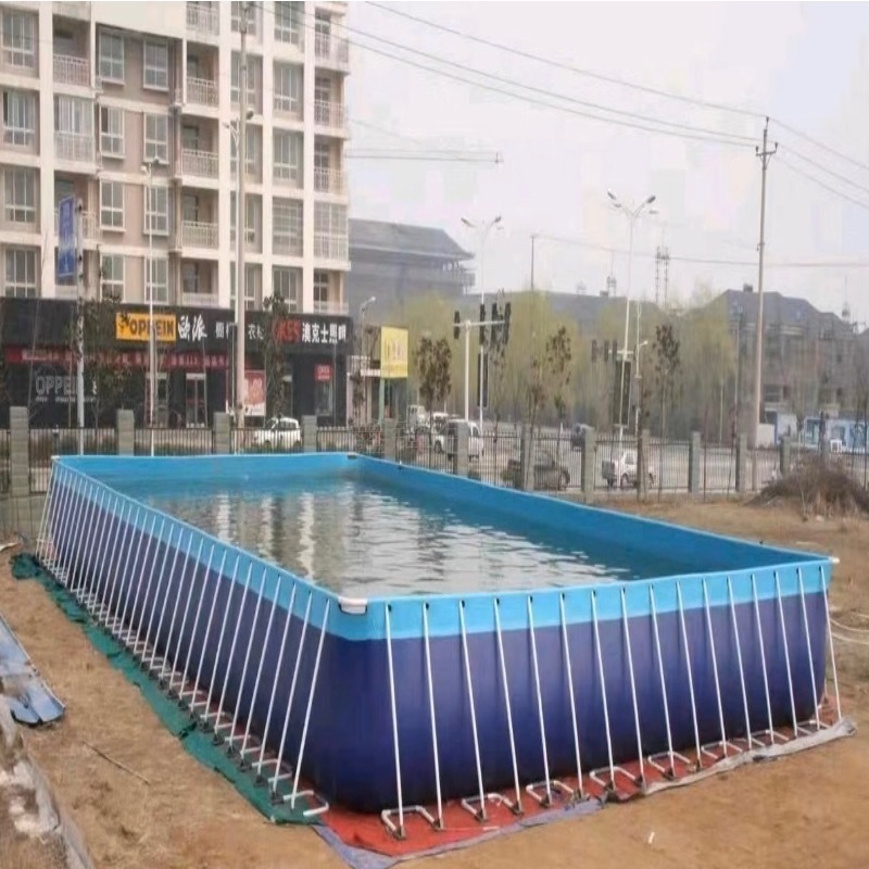 地上大型游泳池