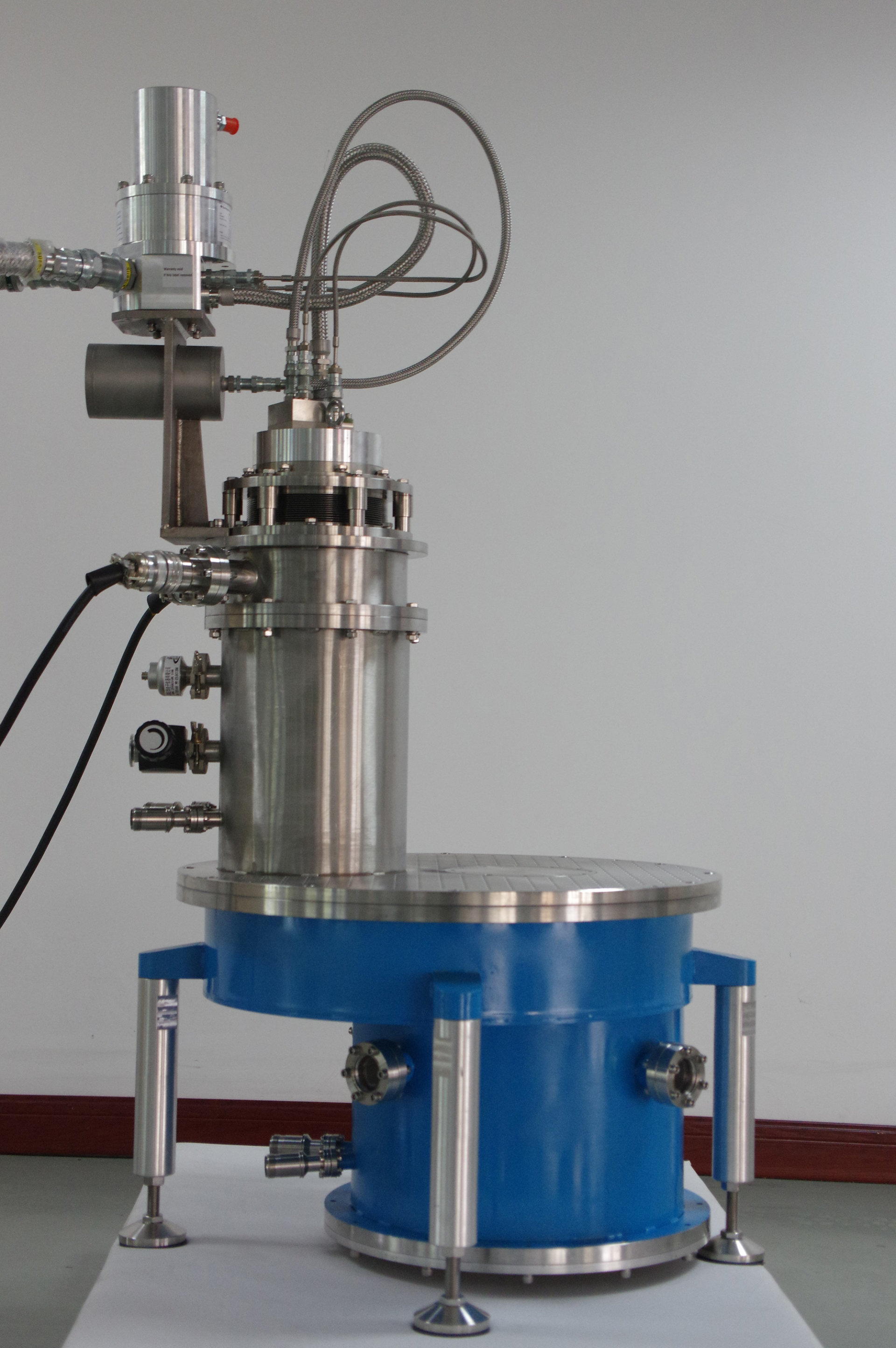 8T split liquid-free helium superconducting magnets