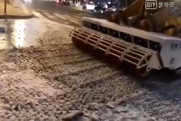 2019年平房区一消防栓路面跑水结冰雪狮清雪作业