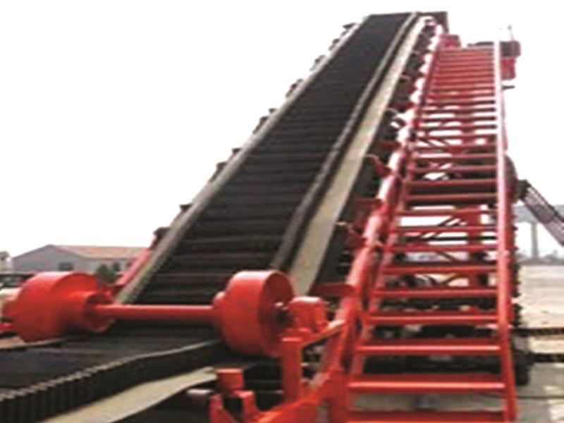 Large inclination belt conveyor