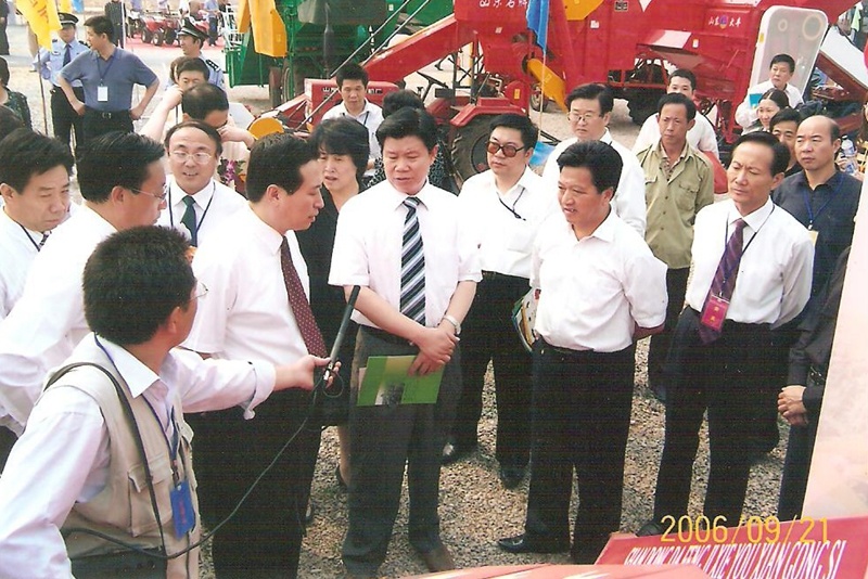 2006年，山東省原副省長賈萬志、山東省委常委、宣傳部長孫守剛來視察指導