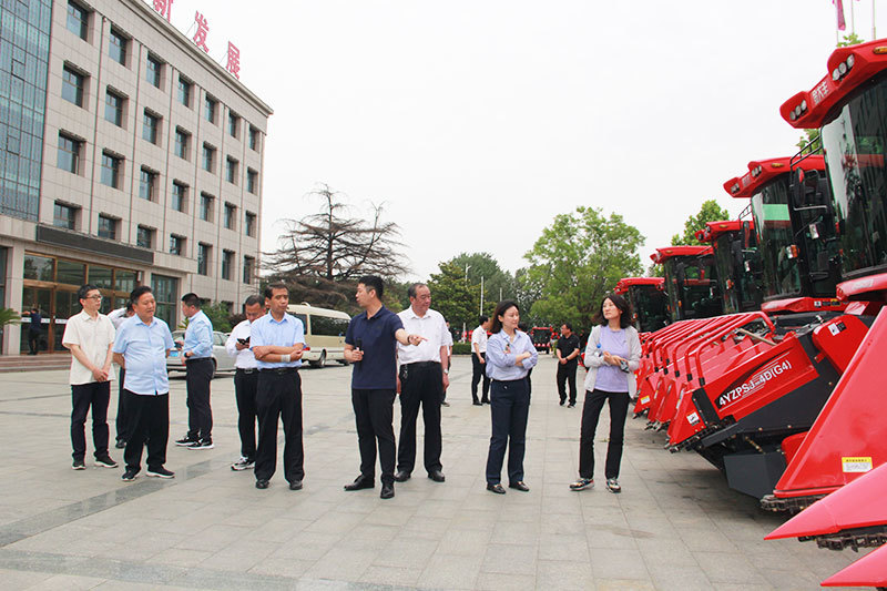 Song Jianwu, deputy director of the Agricultural Mechanization Management Department of the Ministry of Agriculture and Rural Affairs, came to the company to guide the work