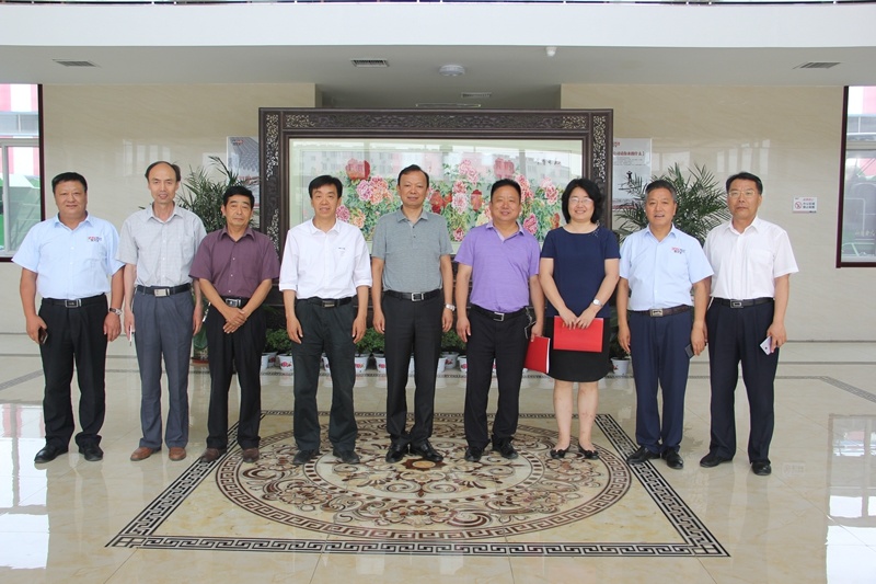 Tu Zhiqiang, deputy director of the Agricultural Machinery Promotion Station of the Ministry of Agriculture, came to the company for investigation
