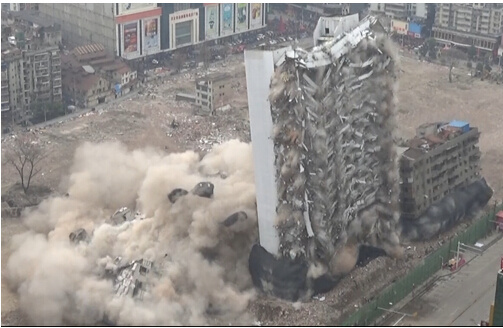  武汉市硚口区汉正街群楼成功爆破拆除 