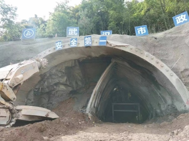 重慶開云高速隧道群爆破工程