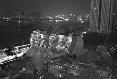 原武漢港一倉(cāng)庫(kù)成功爆破拆除