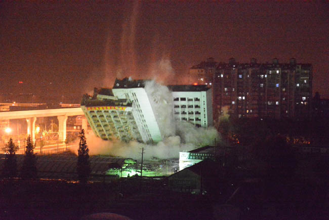 湖北云鶴大廈成功實(shí)施爆破拆除