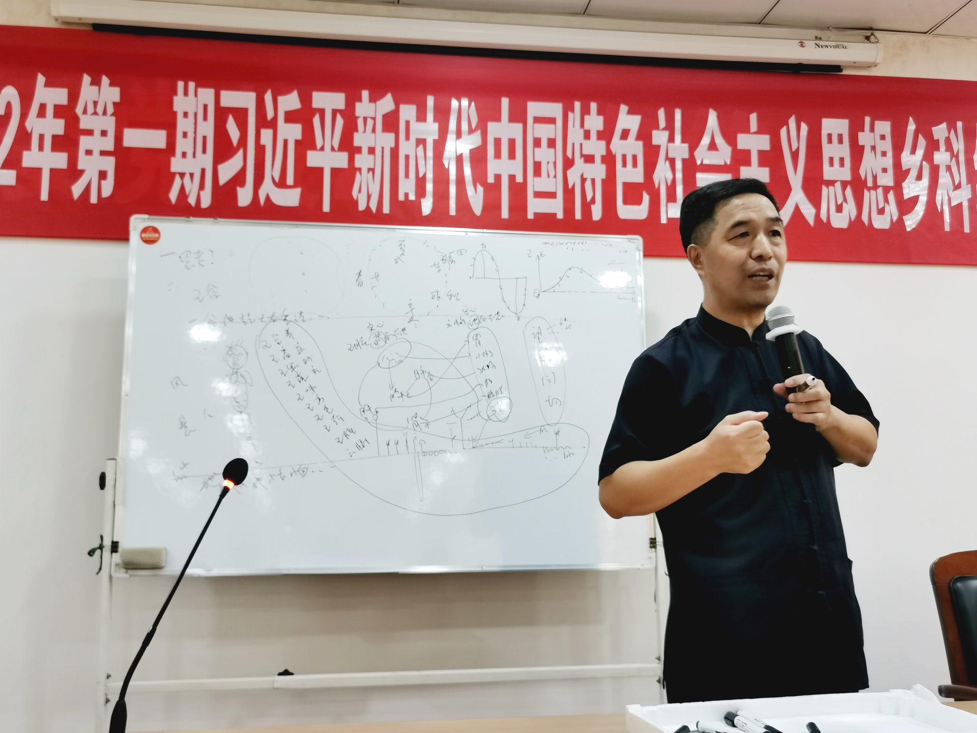 Kang Mingxuan, inheritor of Huaiyao Intangible Cultural Heritage, walks into the party school to share Huaiyao and health