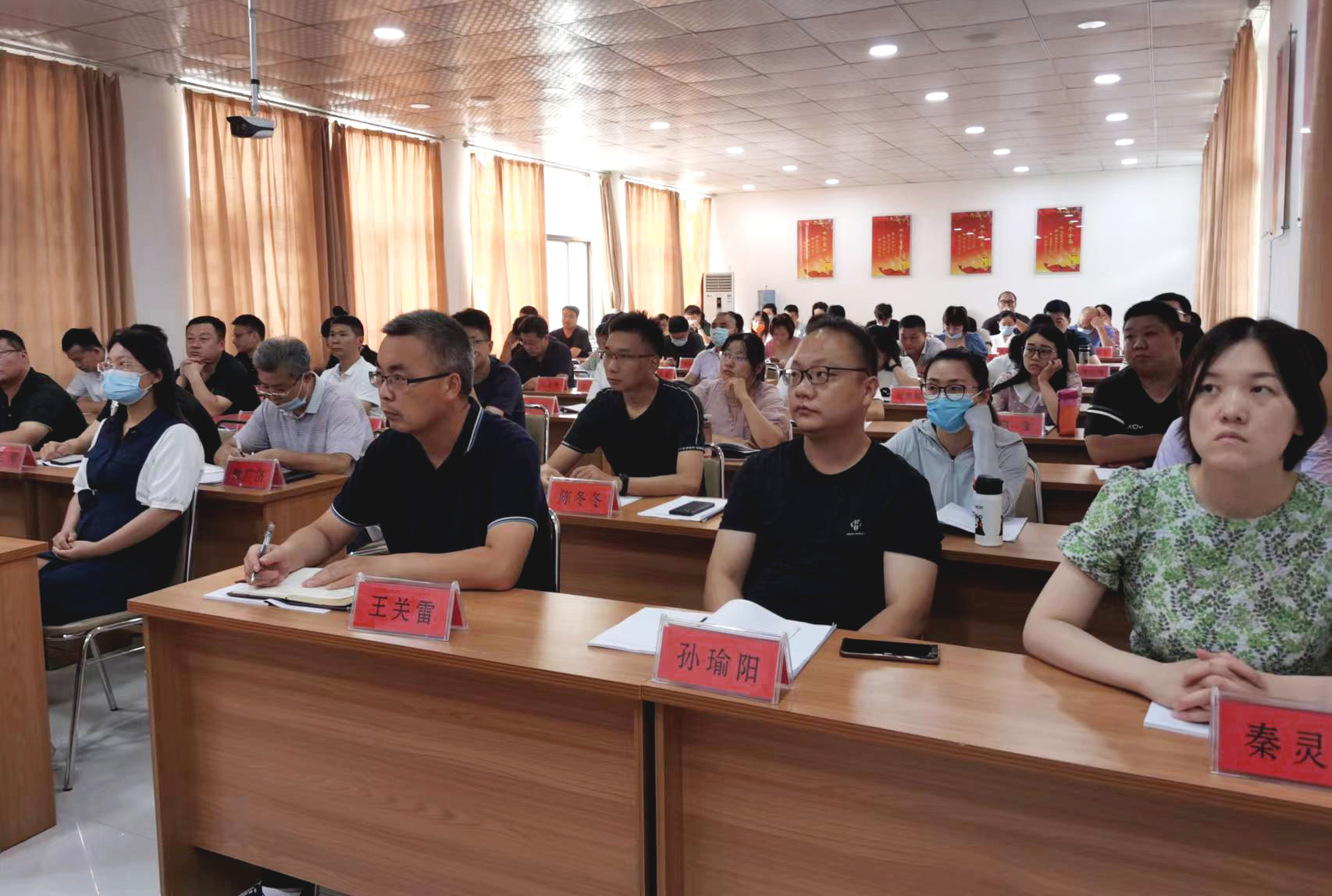 Kang Mingxuan, inheritor of Huaiyao Intangible Cultural Heritage, walks into the party school to share Huaiyao and health
