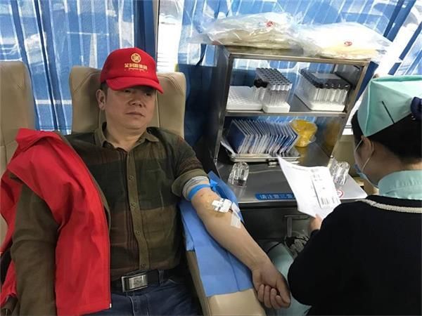 宜昌市中心血站的采血車開進金潤源集團啦！