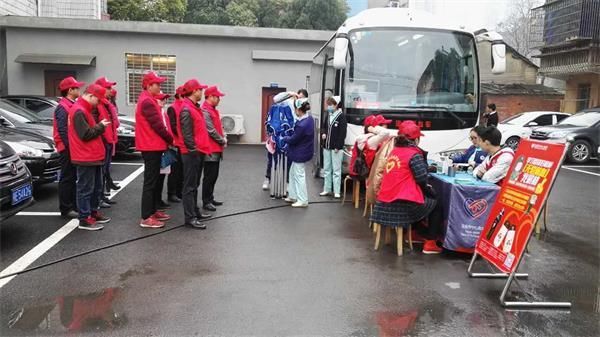宜昌市中心血站的采血車開進金潤源集團啦！