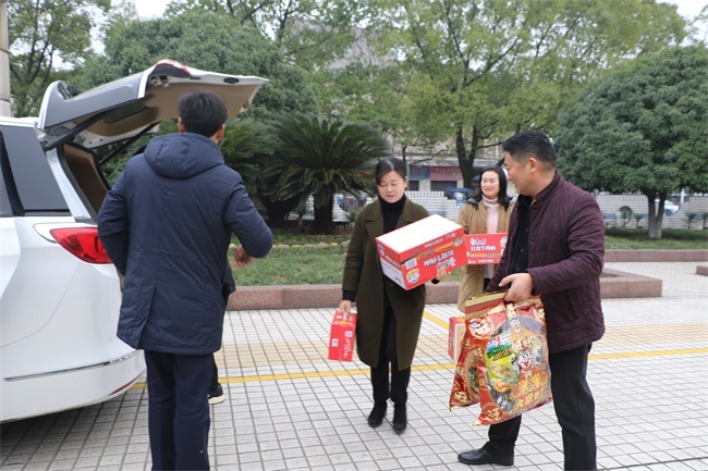 集團黨委開展節前走訪慰問