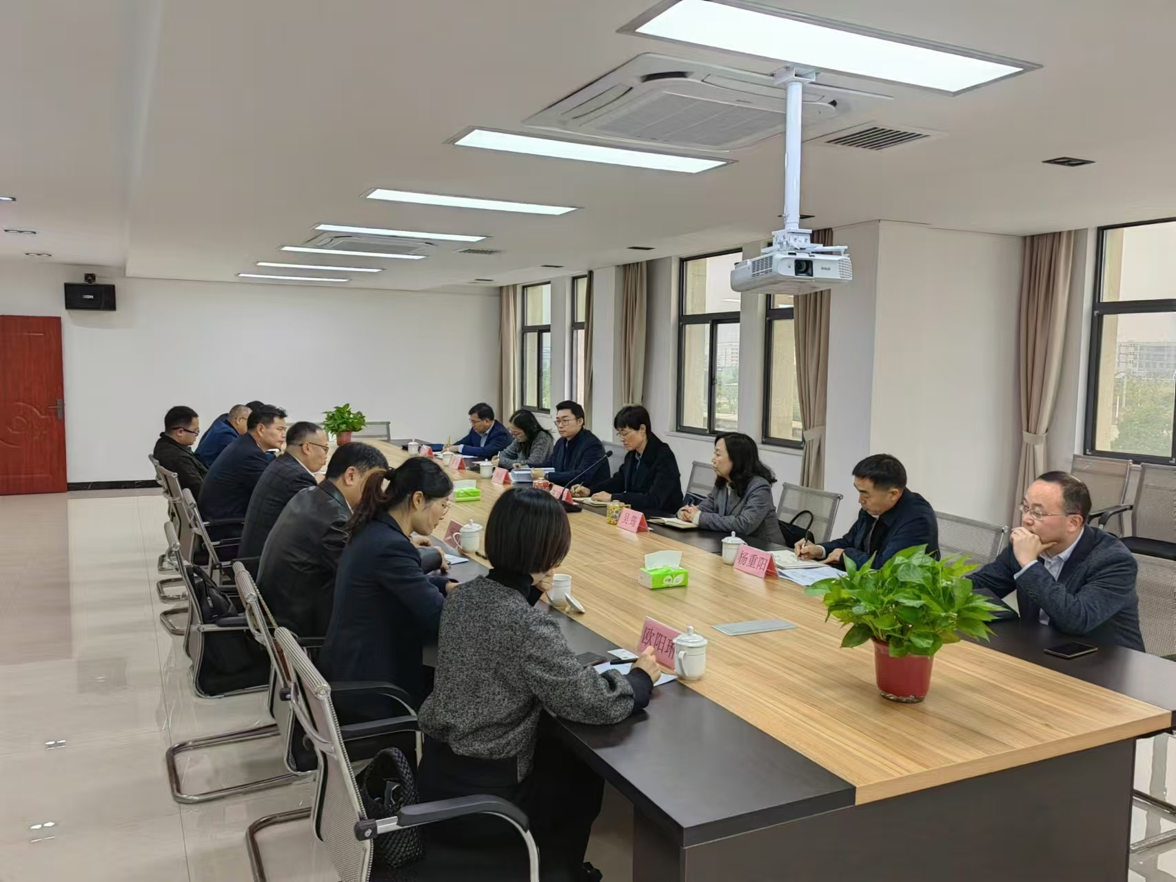 中國人民銀行江西省分行、中國人民銀行九江市分行領(lǐng)導(dǎo)來我司參觀并調(diào)研養(yǎng)老產(chǎn)業(yè)工作