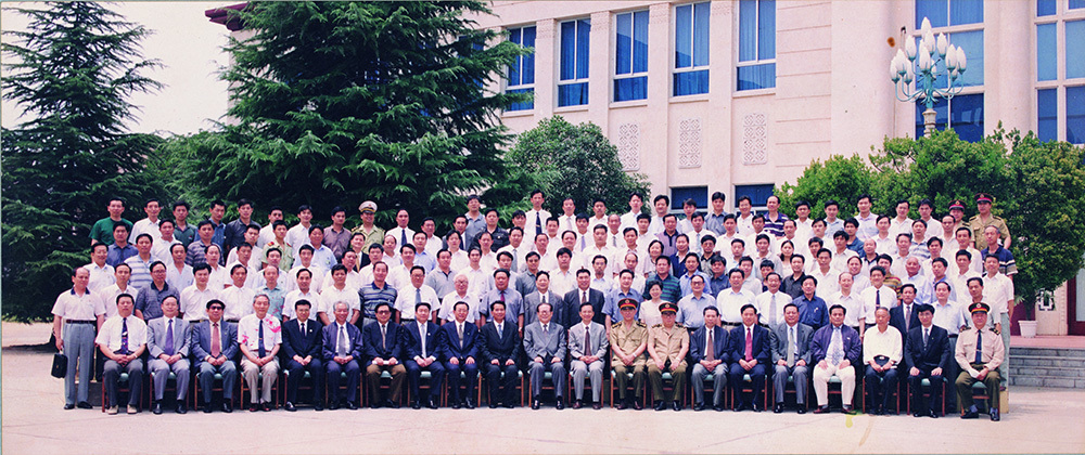 1999年6月20日江泽民同志下榻我馆与工作人员合影