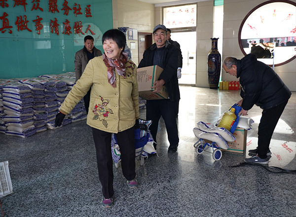 为莱山区前七夼社区住民发放福利