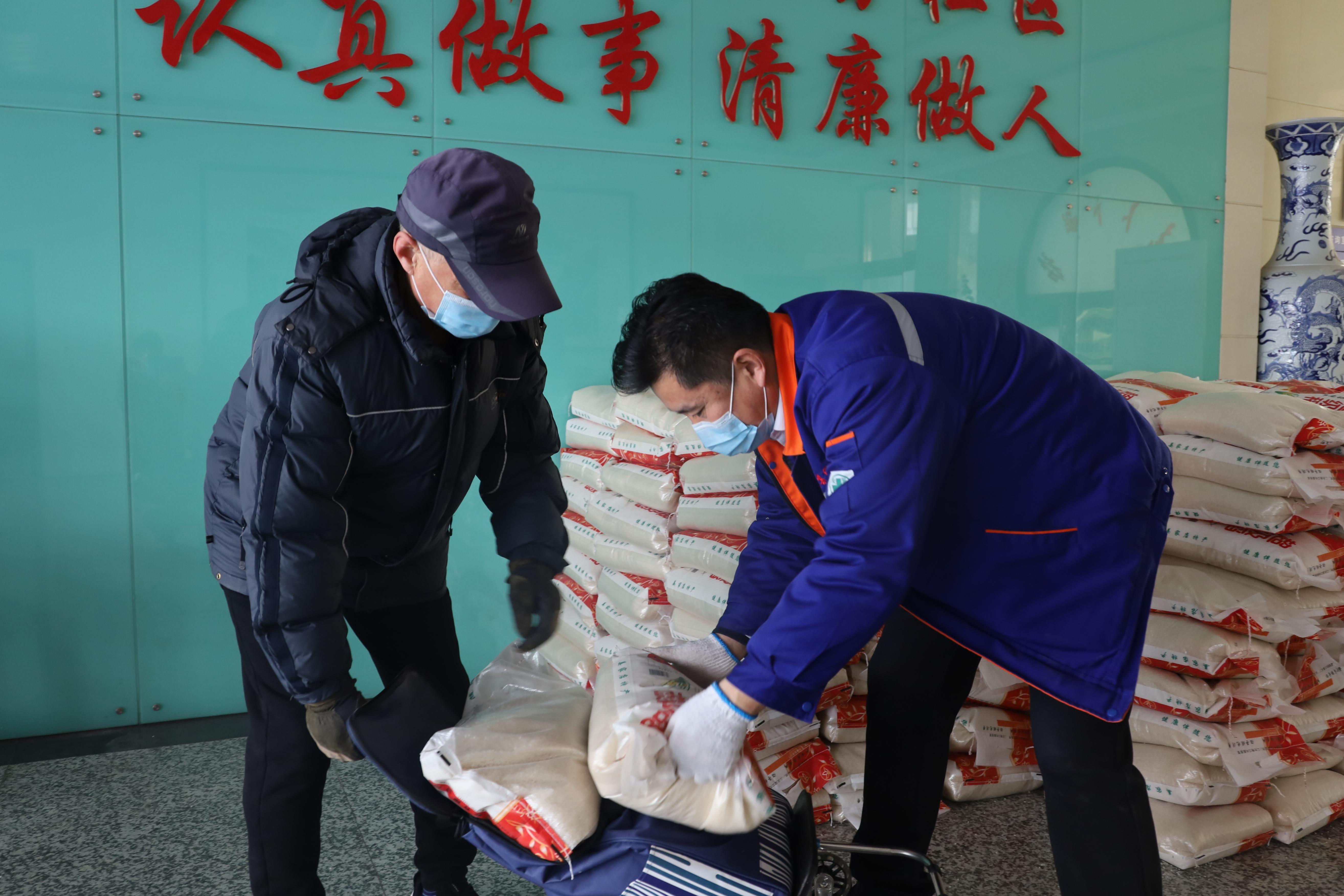 為萊山區(qū)前七夼社區(qū)居民發(fā)放福利