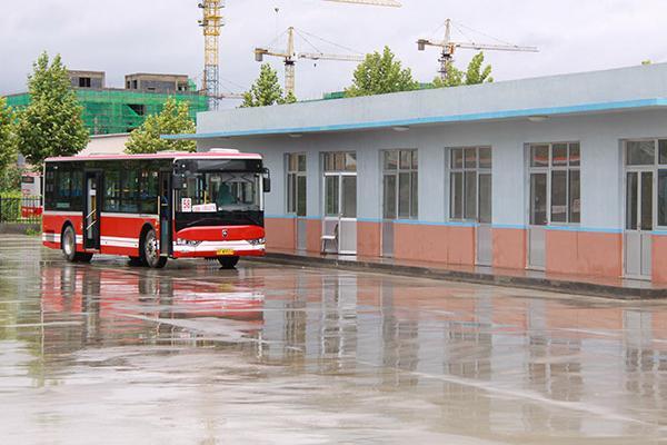 為萊山區(qū)石家疃村捐建公交停車場