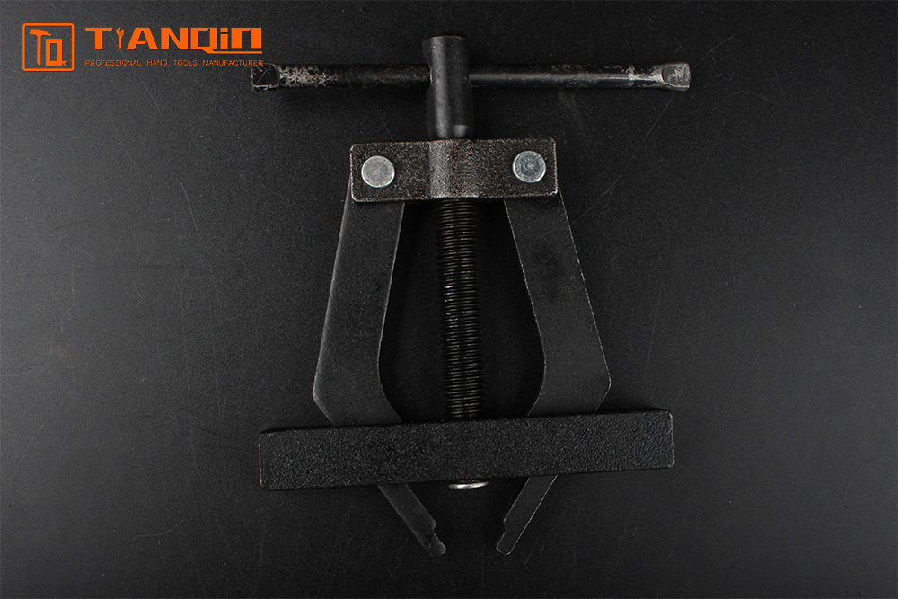 Chain tightening device