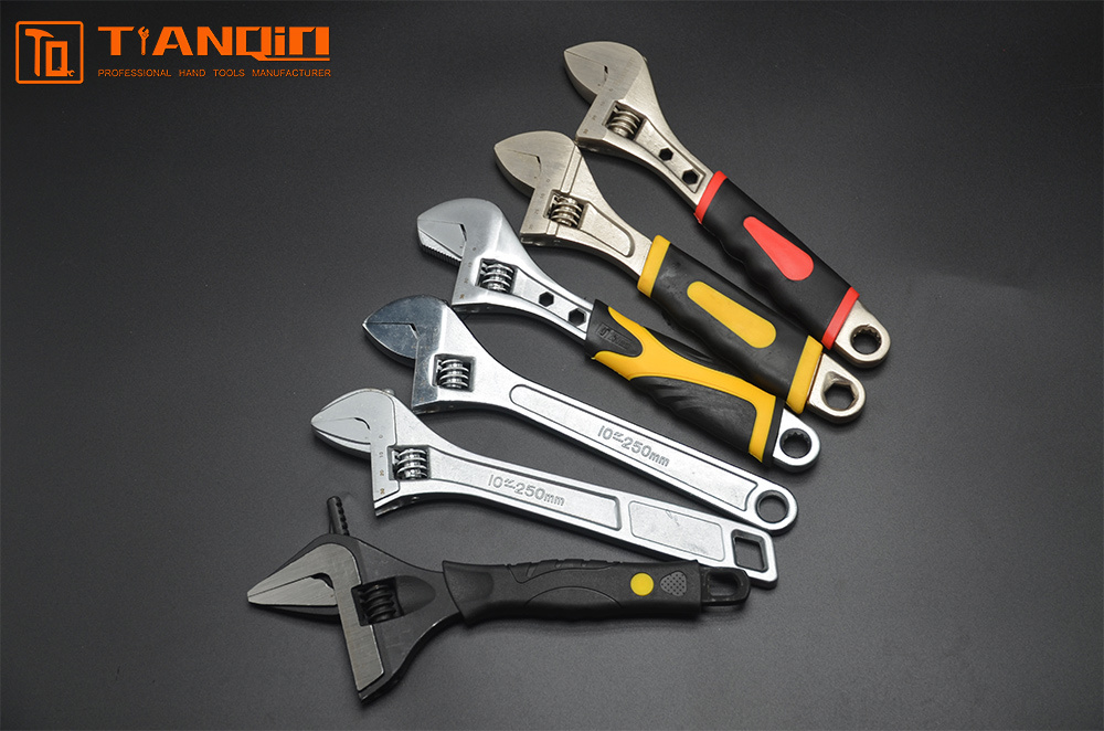 Adjustable spanner