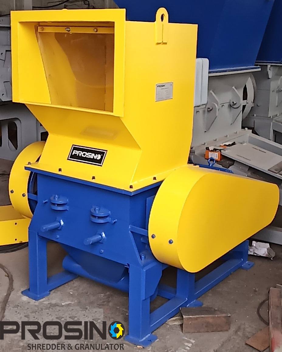 Small sized granulator for plastic waste