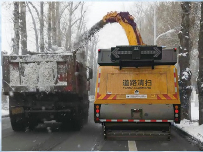 清 運(yùn) 一 體 除 雪 車