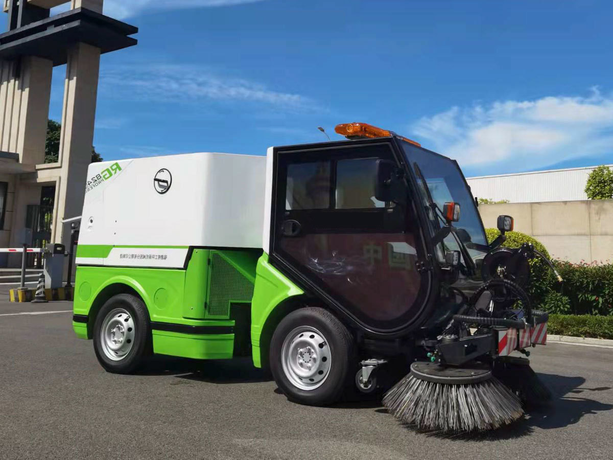 RG-8240 Multifunctional Road Sweeper