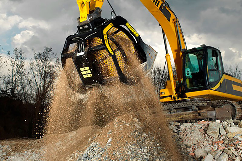 How does the excavator rotary screening bucket quickly backfill the pipe?