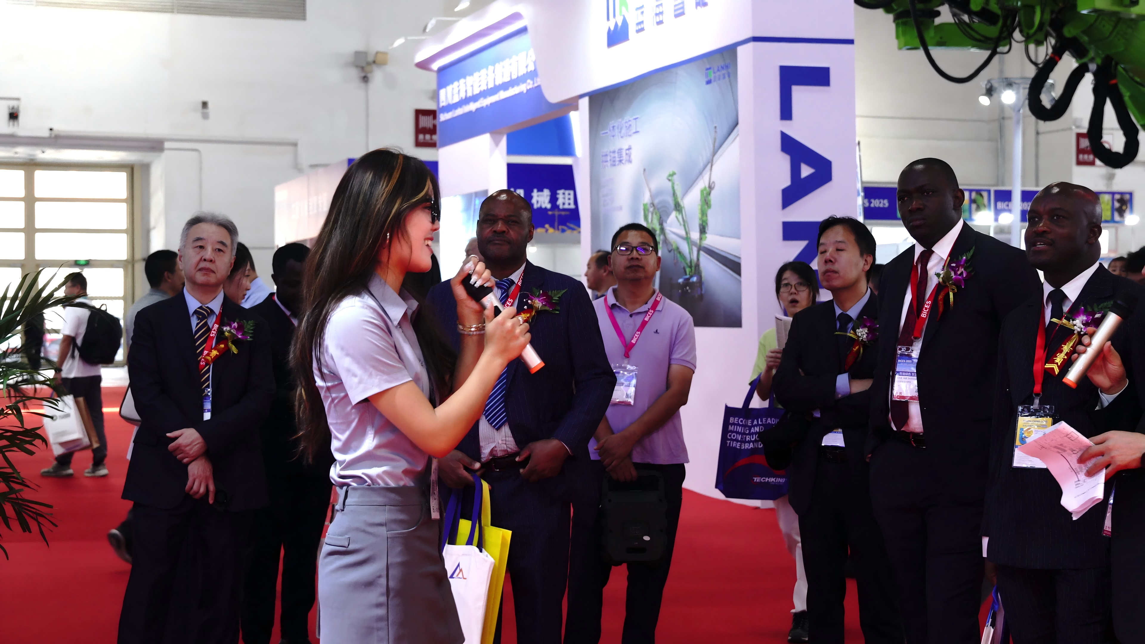The Beijing Construction Machinery Exhibition came to a perfect conclusion, with Tuoda Heavy Industry gaining international attention and receiving cordial greetings from association leaders