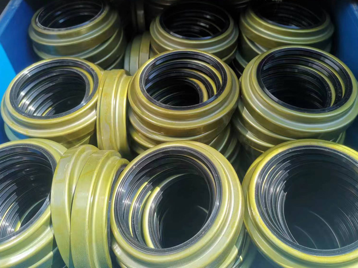 Outer metal skeleton oil seal