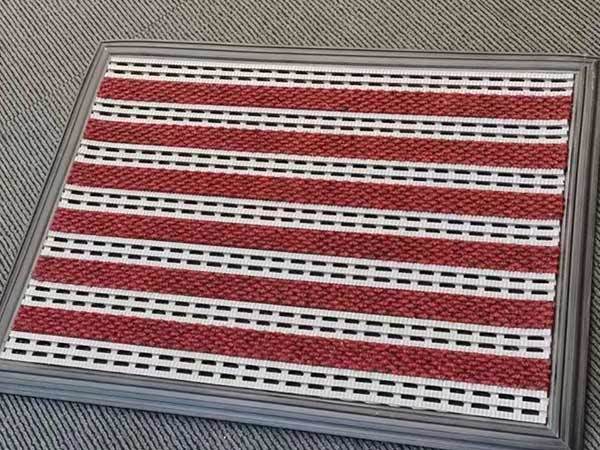 Polyester pile well mat