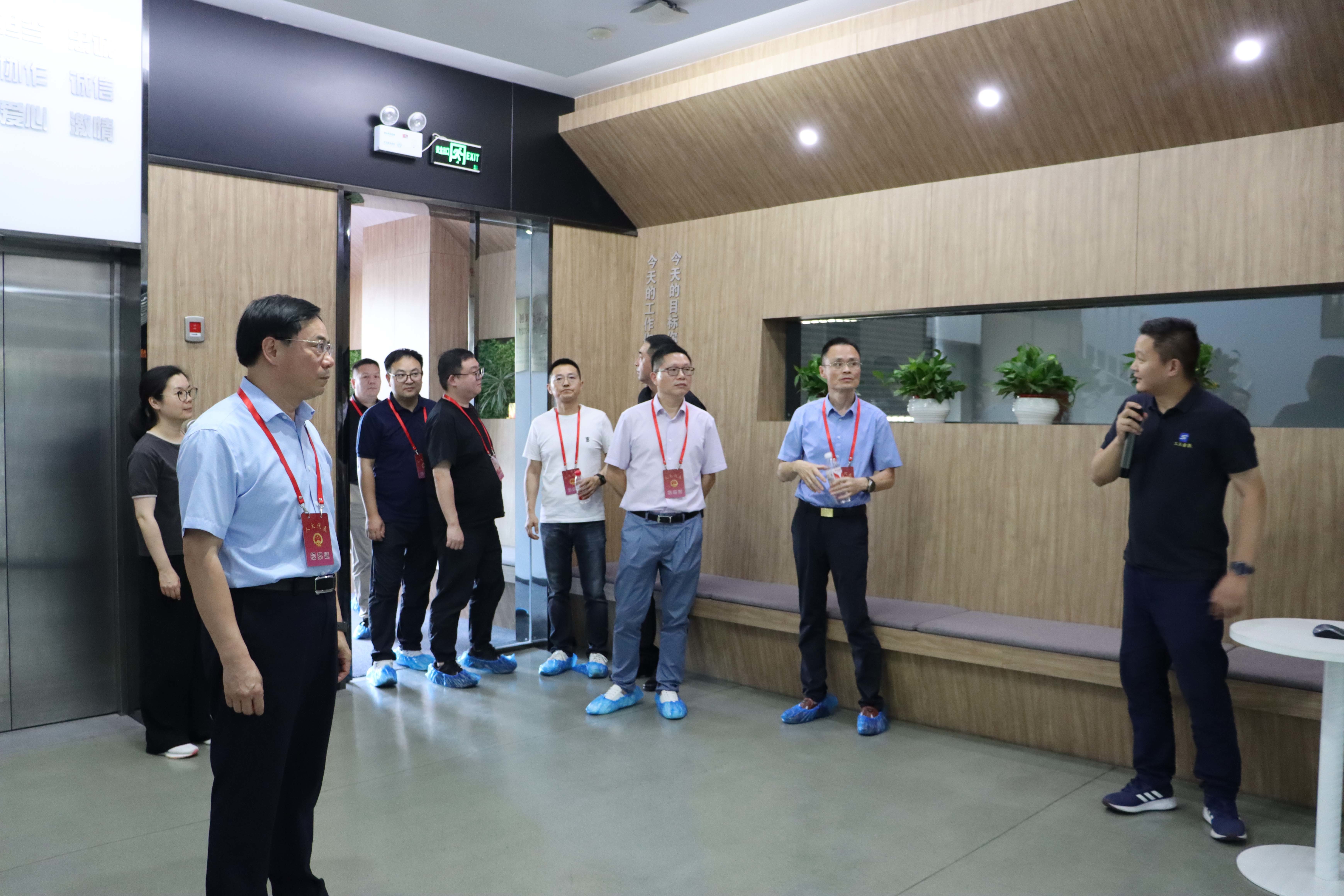 市人大常委會黨組書記、主任趙立群帶隊考察江蘇工大金凱高端裝備制造有限公司