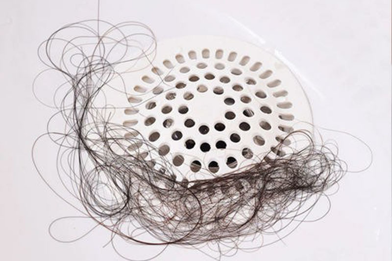 ¿ qué debo hacer si el drenaje del suelo del baño está bloqueado por el pelo?