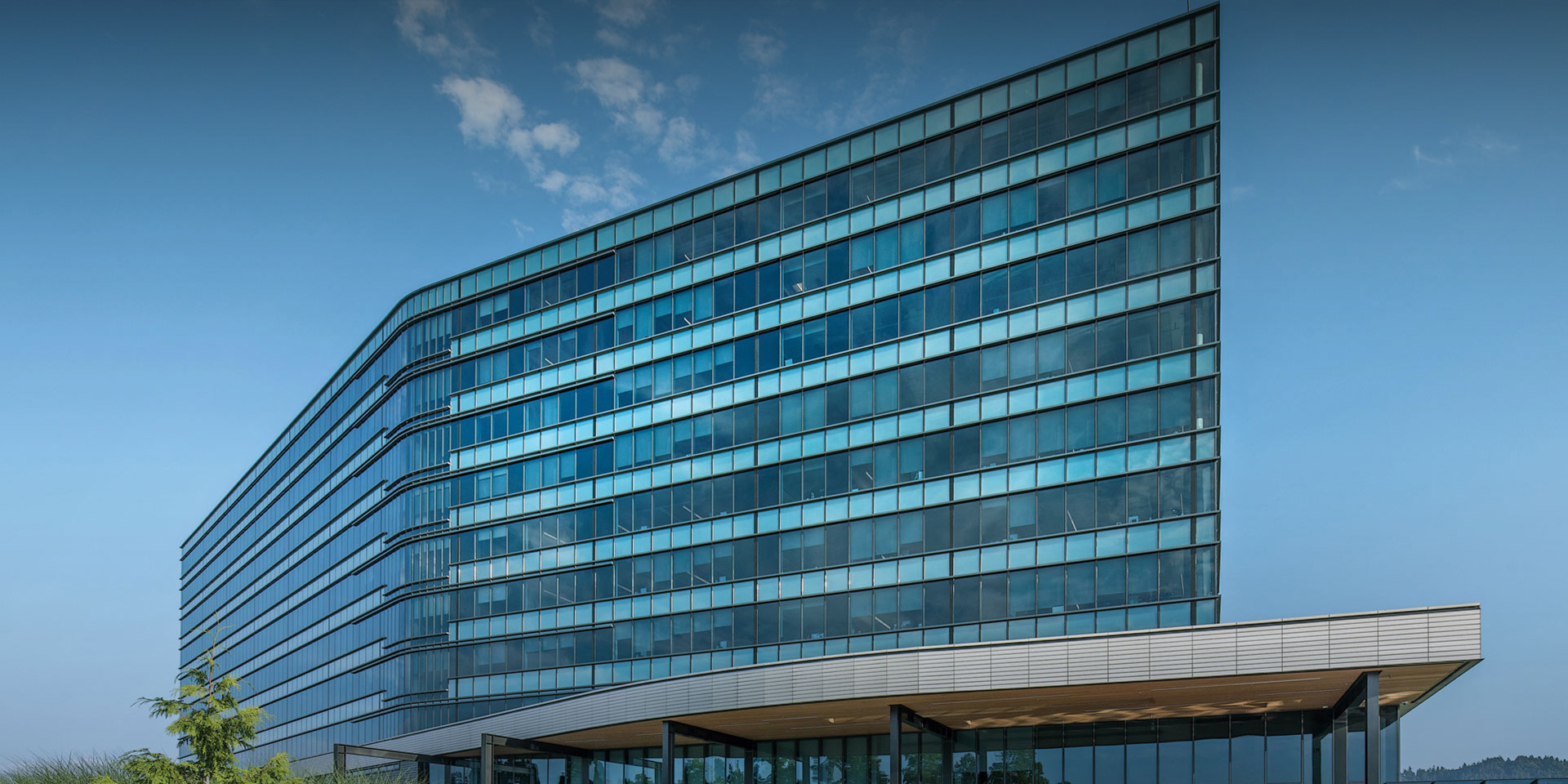 Beware of glass curtain wall into "high-altitude bomb"