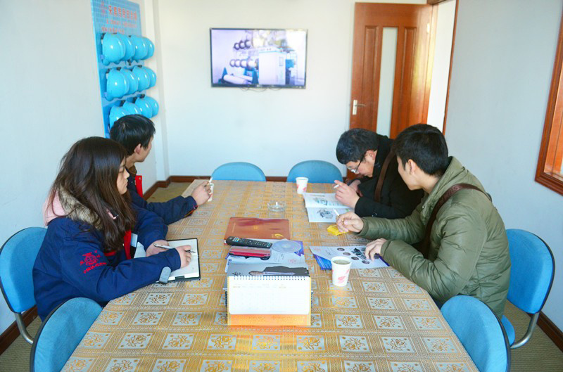 2014年12月22日，来自天津的客户来到五洋纺机参观交流