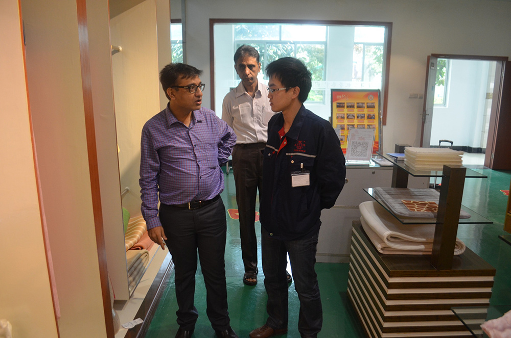 2015年5月4日，来自印度的客户来到五洋纺机参观交流