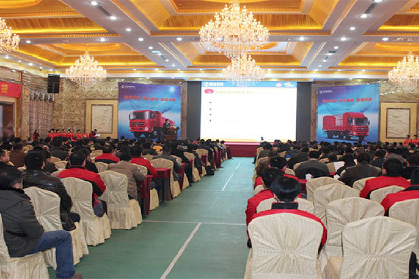 The Company implemented the development strategy of "one centre and two wings", extending its products from medium duty trucks to heavy and light duty trucks.