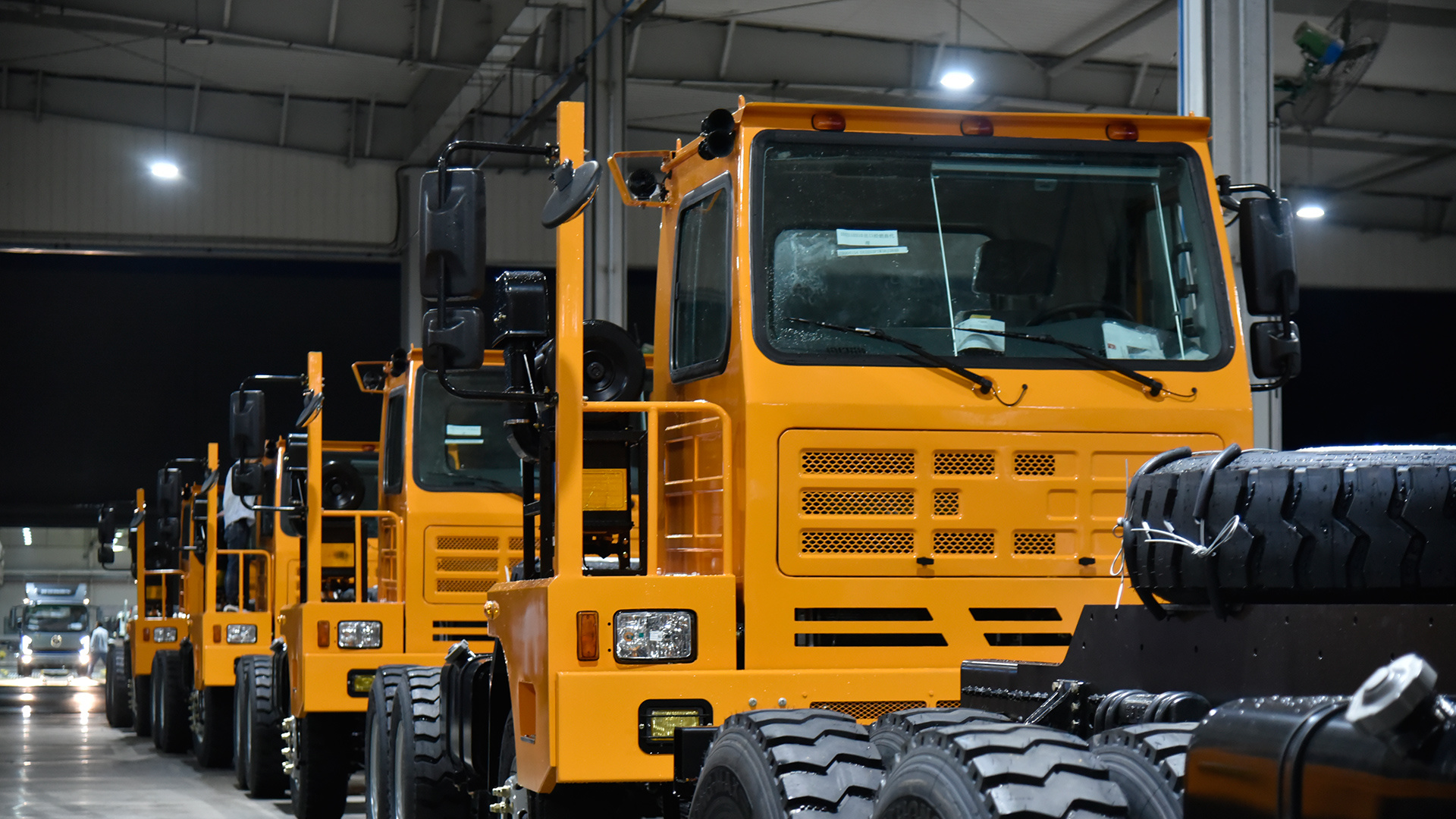 Off-road dump truck