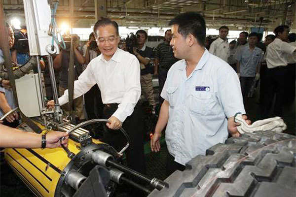 On July 16th, Wen Jiabao, the Standing Committee of the Political Bureau of the Central Committee of the Communist Party of China (CPC) member and the former Premier of the State Council, inspected Shaanxi Automobile Company.