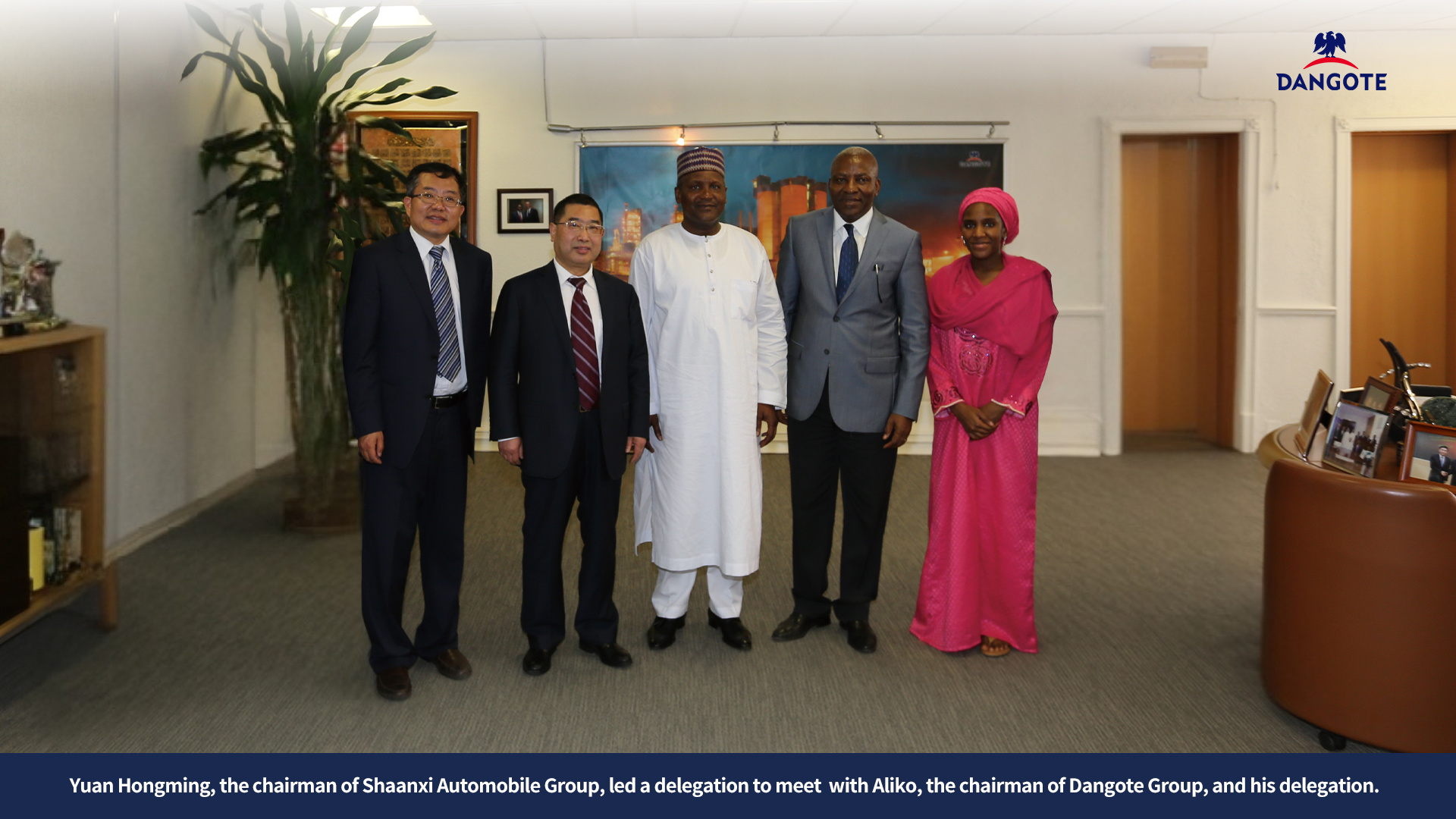 ⁣Yuan Hongming, the chairman of Shaanxi Automobile Group, led a delegation to meet with Aliko， the chairman of Dangote Group, and his delegation。