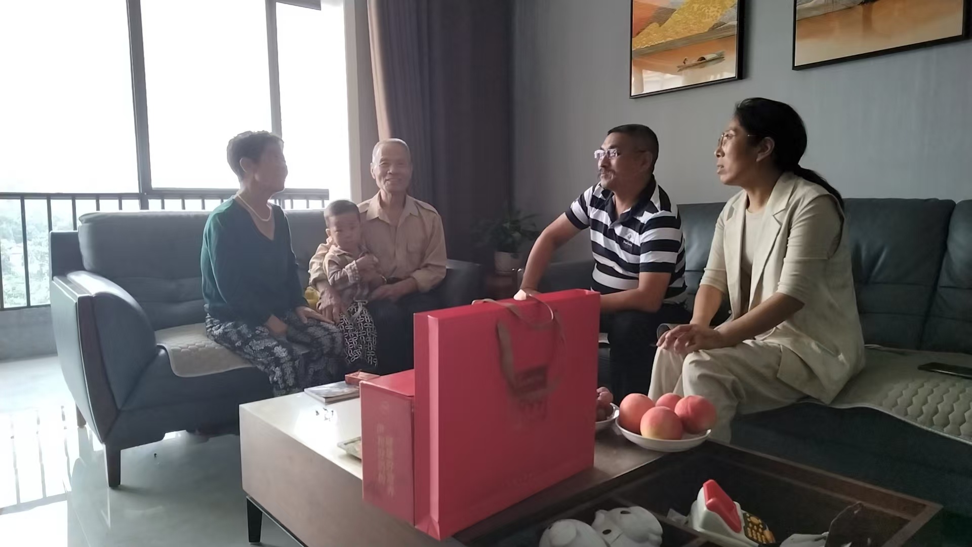 董事長(zhǎng)朱新忠朱總，總經(jīng)理黨躍麗黨總中秋佳節(jié)慰問(wèn)員工家屬 深情送去節(jié)日祝福