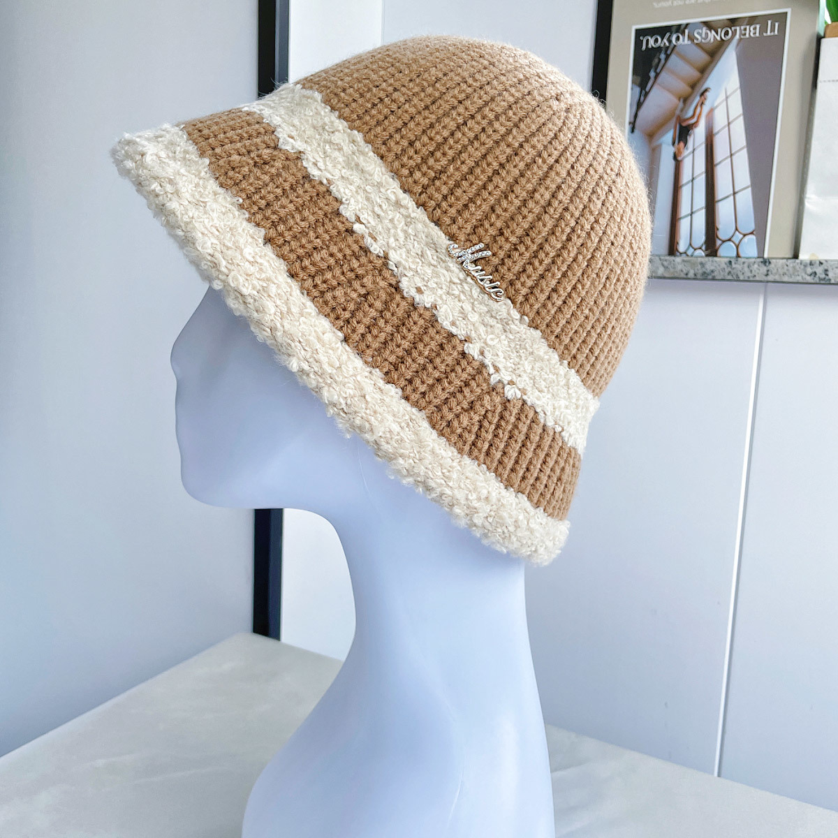 Knitted bucket cap with lamb wool in the middle