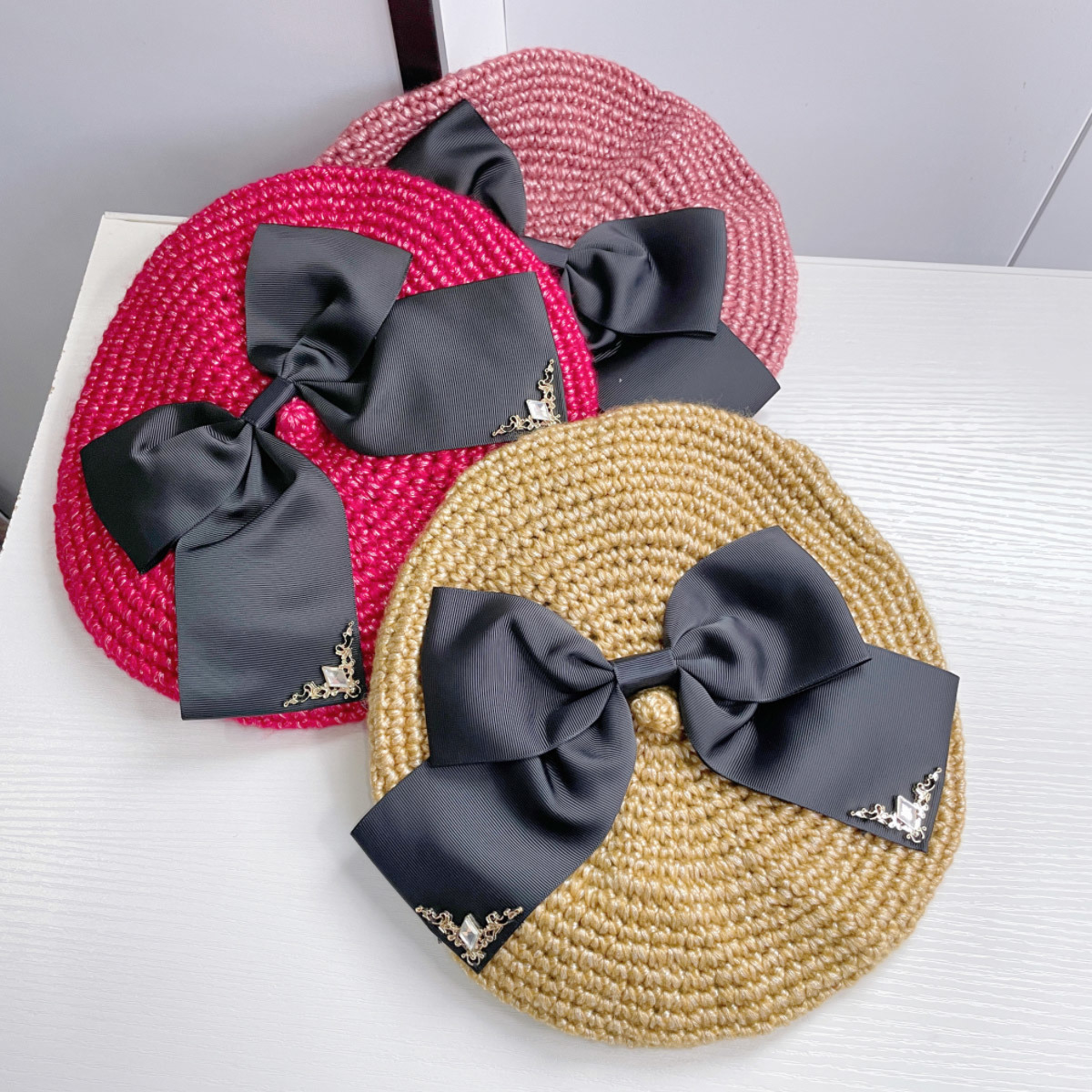 Knitted bow hardware beret