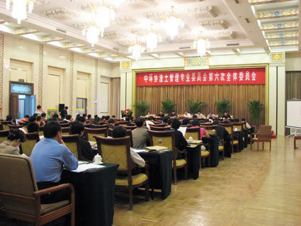 中环协渣土管理委员会第六次会议在济南顺利召开,会议针对目前国内的渣土运输、渣土管理等方面进行了一系列的专题讨论。 南京海天集团作为唯一一家清洗设备制造商被邀请出席会议,并就目前渣土转运方面提出解决方法,详尽地介绍了国外对渣土转运方面的政策法规等内容。建议各城市使用海天牌洗轮机系列产品,将渣土管理工作从源抓起。该系列产品目前已出口数十台到北美,获得美国市场的一致好评